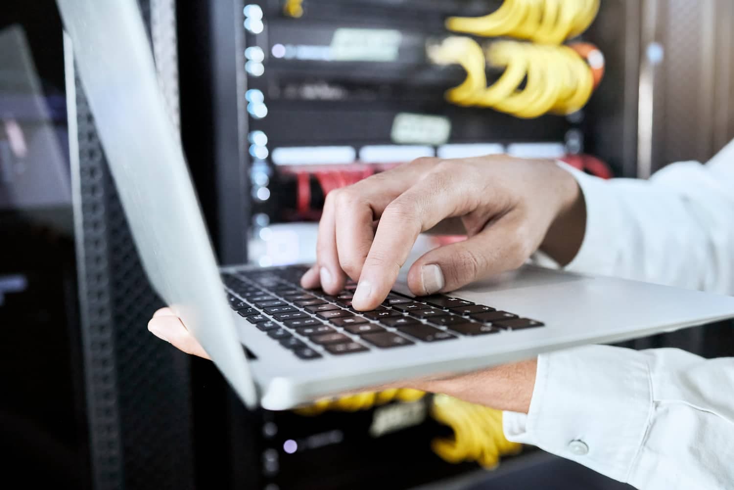 Hospedagem barata: Vantagens e riscos para startups em crescimento